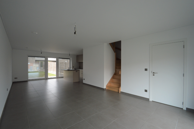 Recente lage-energiewoning met mooie tuin en garage - photo 4