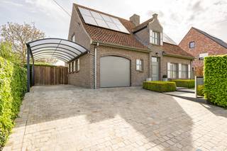 Deze zeer verzorgde en lichtrijke woning met inpandige garage en carport is gelegen in een rustige doch vlot bereikbare omgeving.<br />Dankzij de gunstige ligging bevindt u zich op korte afstand van diverse winkels, scholen en openbaar vervoer.<br /><br />De woning heeft een totale oppervlakte van 585 m² en een bewoonbare oppervlakte van 214 m².<br /><br />Vooraan de woning is parkeerplaats voor 3 wagens en een perfect onderhouden tuin.<br />Achteraan de woning is het heerlijk vertoeven in de gezellige oostgerichte tuin met terrassen in verschillende niveaus en ruim tuinhuis.<br /><br />Indeling:<br />GV: inkomhal met op maat gemaakte vestiairekast - gastentoilet met handwasser - woonkamer met centrale verwarming gas, ingebouwde palletkachel en parket - keuken met eethoek, elektrisch koken, dampkap, oven, vaatwas, koelkast en dubbele spoelbak - wasruimte/bijkeuken - ruime veranda - kleine kelder.<br /><br />1e V: nachthal - 3 slaapkamers met centrale verwarming gas en laminaat - berging - badkamer met bad, douche, badkamermeubel en toilet.<br /><br />Algemeen:<br />- EPC 279 - label C<br />- Blanco bodemattest<br />- 16 zonnepanelen aanwezig (nog 8 jaar certificaten)<br />- Elektrische keuring in aanvraag<br />- Regenwaterput van 7000 liter aanwezig (toilet, wasmachine, douche, kraantjes)<br />- TV-aansluiting in keuken<br />- Overal rolluiken aanwezig<br />- Zolderruimte boven garage (6,75 m²)<br />- Gordijnen en verlichting blijven aanwezig<br />- Vg, WgLK, Gmo, Gvkr, Vv<br />- Vrij vanaf 1/12/2026