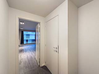 Ce bel appartement situé au 5ème étage allie lumière, espace et vue imprenable sur Bruges. En entrant, le hall d'entrée mène à des toilettes...