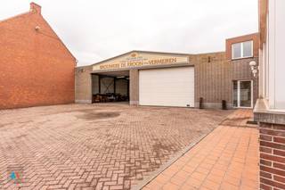 <p><strong>Ruime loods in het centrum van Loenhout, met een uitstekende bereikbaarheid. </strong><br />De loods heeft een totale oppervlakte van 700 m² en is toegankelijk via drie sectionaalpoorten van 6,10 m breed en 4,20 m hoog. Ideaal gelegen op wandelafstand van het openbaar vervoer en in nabijheid van het treinstation Noorderkempen, 5,6 km, en het op- en afrittencomplex Loenhout, 3,3 km, richting Antwerpen en Nederland. Geschikt voor verschillende doeleinden zoals dienstverlening, klein ambacht, etc. <br /><br />Onmiddellijk beschikbaar.<br /><br />Geïnteresseerd? Neem snel contact op met Aertsen Makelaars.</p>