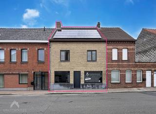 Instapklare woning nabij het centrum bestaande uit een inkomhal, gezellige leefruimte met eet-en zithoek, polyvalente ruimte, uitgeruste...