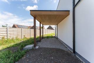 Deze moderne nieuwbouwwoning te Koekelare bestaat uit: <br /><br />Gelijkvloers: inkomhal - gastentoilet - lichtrijke living met open ingerichte keuken - berging/wasplaats - carport.<br />Op 1ste verdieping: nachthal - afzonderlijk toilet - 3 slaapkamers - badkamer. - technische ruimte.<br />Troeven van deze woning: <br />- unieke ligging, nabij het centrum van Koekelare <br />- energiezuinig<br />- kwalitatief en duurzaam afgewerkt<br />EPC: Woning in aanbouw<br />Prijs 384 960 € (exclusief registratierechten op de bouwgrond, exclusief BTW op de constructie- en aansluitingskosten).