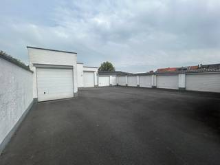 <strong>Wervik - 2 appartementen + 9 garages + loods te koop in Wervik.</strong><br /><br /><strong>Gelijkvloers:</strong> 1 appartement met 1 slaapkamer, living, keuken en badkamer<br /><strong>1ste verdieping:</strong> ruim appartement met lift
<div>Grote leefruimte, moderne keuken, badkamer en 2 slaapkamers</div>

<div>9 garages<br />Loods van 90m²<br /><br /><strong>Troeven:</strong></div>

<ul><li>Beide appartementen EPC C</li><li>Muurisolatie + hogerendementsbeglazing</li><li>Beide appartementen extra berging (fietsen, vuilniszakken ...)</li><li>Top belegging</li></ul>