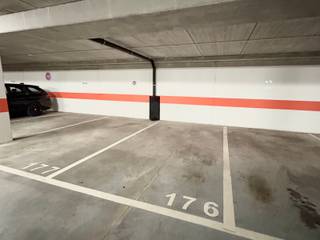 Parkeerplaats gelegen op de -2 verdieping (gemakkelijk toegankelijk) van een recent gebouw met een uitstekende ligging.Lengte 5,06 x Breedte 2,26 €...
