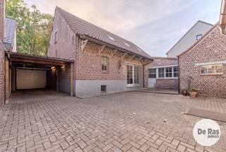 EERSTE BEZOEKMOMENT - Zon 4/10 tss 10u en 14u ( op afspraak : 053/60.65.60)<br /><br /><br />MOORSEL - Charmante hoeve met grote tuin en vele uitbreiding -en renovatiemogelijkheden. De woning heeft een landelijk karakter, gelegen in een uiterst rustige en groene omgeving, niet ver verwijderd van het dorp van Moorsel. Scholen, winkels en andere faciliteiten in de onmiddellijke omgeving.<br />Het gelijkvloers bestaat uit een ruime inkomhal met toegang tot de lichtrijke woonkamer met zicht op de open velden. Verder is er beneden nog de aparte keuken, badkamer en toilet. Aan de andere zijde is er een berging, kelder en toegang naar de verdieping.<br />In de tuin is er nog een werkplaats en garage. Carport naast de woning.<br />Op de verdieping zijn er 2 slaapkamers.<br /><br />Deze stevige hoeve vormt een goede basis voor een mooie renovatie!<br />Wie op zoek is naar rust, privacy, ruimte en een groen vergezicht, vindt hier een unieke thuis.<br />Interesse?<br />Plan uw bezoek via 053/60.65.60 en laat u verrassen op deze toplocatie in het groen!!<br />De vermelde prijs is een richtprijs. Na ontvangst van de biedingen beslist de verkoper vrij om al dan niet over te gaan tot verkoop en aan welk bod. De richtprijs is niet bindend.