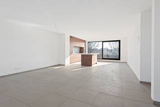 Gelegen op wandelafstand van het centrum bevindt zich dit nieuwbouwappartement in een kleinschalig gebouw zonder lift.<br /><br /><span><strong>Indeling</strong></span>: centrale inkomhal - trap naar de 1ste verdieping - privatieve inkomhal - grote leefruimte met veel lichtinval ingedeeld in een salon en open geïnstalleerde keuken.<br />De keuken is uitgerust met een keukeneiland met spoelbak, inductievuur, vaatwasser, dampkap, combi-oven &amp; ijskast met vriesvak.<br /><br />Via de nachthal is er toegang tot 3 slaapkamers en 1 badkamer. De badkamer is voorzien van een ligbad, inloopdouche en dubbele lavabo.<br /><br />Het terras is over de volledige breedte van het gebouw.<br /><br />Er zijn 2 open autostaanplaatsen voorzien in inbegrepen in de huurprijs. Verder is er nog een gemeenschappelijke fietsen- en afvalberging.<br /><br /><span><strong>Bijzonderheden</strong></span>: vloerverwarming op aardgas - aluminium ramen - dubbele beglazing - zeer energiezuinig - E-peil: 30<br />Gemeenschappelijke kosten 50 euro per maand - Vg-Wg-Gvv-Gvkr-Gmo<br /><br />Wenst u graag een bezichtiging? Stuur dan nu een e-mail naar info@waterhuys.be.