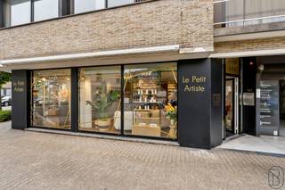 Deze commercieële hoek is TOPgelegen genietend van een maximale visibiliteit. 93m2, grote raampartijen. Leuke volledig ingerichte...