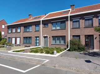 Energiezuinige, ruime, instapklare woning met 4 slaapkamers, 1 badkamer, privé oprit én garage, alsook een leuke tuin.<br /><br />Gunstig gelegen en op wandelafstand van het centrum, vlakbij supermarkten, dichtbij een oprit naar de snelweg én op wandelafstand van openbaar vervoer (bus en trein). Het is een rustige éénrichtingsstraat.<br />Deze woning is perfect voor wie op zoek is naar een ruime, moderne woning met veel licht, comfort en praktische ruimtes.<br /><br />Gelijkvloers:<br />Ruime inkomhal met gastentoilet en extra opbergruimtes. Via deze hal is een lichte open leefruimte met open keuken te bereiken. Een keuken met keukeneiland.<br />Vanuit de keuken en leefruimte bereik je de zonnige tuin met 2 terrassen. <br />In de inkomhal heb je een toegang naar de technische ruimtes.<br />Er is ook nog de mogelijkheid om tot 4m extra uit te bouwen achteraan de woning.<br /><br />Verdieping +1:<br />Op de eerste verdieping bevinden zich 3 slaapkamers, een badkamer en toegang via een vaste trap naar de zolder.<br />Aan de voorgevel bevindt zich een lichtrijke master bedroom met kastenwand. Aan de achterzijde bevinden zich 2 slaapkamer. 1 hiervan is ook voorzien van een kastenwand.<br />Op dezelfde verdieping bevindt zich de badkamer, voorzien van een douche, lavabo, toilet en handdoekdroger.<br /><br />Verdieping +2:<br />Op de tweede verdieping vinden we nog de grootste slaapkamer, sfeervol gepositioneerd onder de houden balken, afwerkt met ingemaakte kasten en met een eigen lavabo en spiegel.<br />Op de traphal naar de zolder bevindt zich ook de technische berging van de gasketel.<br /><br />Tuin + garage<br /><br />Gemeubeld:<br />In de woning zijn reeds meubels en inboedel (servies etc.) aanwezig. Deze kunnen overgekocht worden in onderling overleg.<br /><br />Technisch:<br />De woning werd enkele jaren geleden gerenoveerd, wat resulteert in een gunstig EPC.<br />De elektriciteit is gekeurd en conform.<br /><br />Ben jij op zoek naar dit type woning ? Mail voor een bezichtiging te plannen naar: winkelhaakstraat3@gmail.com<br /><br /><br />Geen immokantoren of makelaars aub.