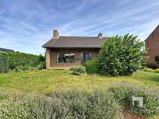 <p><span>Charmante gelijkvloerse woning met prachtige tuin en zicht op groen in Deurne bij Diest</span></p><p><span> </span></p><p><span>Welkom in deze piekfijn onderhouden gelijkvloerse woning in het rustige Deurne bij Diest. Deze charmante woning is gelegen op een mooi perceel van 14a 67ca en biedt een bewoonbare oppervlakte van 136 m². Hier geniet u van ruimte, licht, privacy en een prachtig groen uitzicht.</span></p><p><span>Bij het binnenkomen valt meteen de aangename leefruimte op. De woonkamer baadt in het natuurlijke licht dankzij de grote ramen en krijgt extra karakter door het warme lichthouten plafond. In de winter zorgt de gezellige houtkachel voor extra sfeer, terwijl de woning verder verwarmd wordt op gas. Aansluitend aan de leefruimte bevindt zich de ruime veranda met schuifraam. Dit is zonder twijfel één van de mooiste plekjes van de woning: een heerlijke ruimte om te genieten van uw ochtendkoffie, een goed boek of gewoon het zicht op de grote tuin en de achterliggende groene omgeving. De open keuken is praktisch ingericht en voorzien van alle comfort. Van hieruit heeft u een vlotte verbinding met zowel de eetkamer als de veranda en de kamers.</span></p><p><span>De woning beschikt over 3 slaapkamers. De eerste slaapkamer is een ruime masterbedroom, terwijl de tweede en derde slaapkamer compacter zijn maar perfect dienst kunnen doen als kinderkamer, logeerkamer, bureau of hobbyruimte. Daarnaast is er een ruime berging, die ook kan dienen als wasplaats. De badkamer is uitgerust met een ligbad, douche en toilet. Een extra troef is de ondergrondse garage, die rechtstreeks toegang geeft tot de keuken. Bovendien zijn er deels kruipkelders aanwezig, wat zorgt voor heel wat extra opbergruimte. Ook de zolder biedt mogelijkheden om verder in te richten. Buiten geniet u van een grote, groene tuin die omzoomd wordt door hagen en bomen. Dit zorgt voor een heerlijk gevoel van rust en privacy. Een ideale plek voor wie houdt van het buitenleven, zonder in te boeten aan bereikbaarheid.</span></p><p><span>De woning is beschikbaar om te bewonen vanaf augustus 2027.</span></p><p><span>Troeven van deze woning</span></p><p><span>* Gelijkvloerse woning: comfortabel wonen zonder trappen: ideaal voor wie levenslang wil wonen</span></p><p><span>* EPC-label C: geen renovatieplicht</span></p><p><span>* Prachtige tuin met veel privacy</span></p><p><span>* Veranda met zicht op groen</span></p><p><span>* Gezellige leefruimte met veel lichtinval</span></p><p><span>* Houtkachel én verwarming op gas</span></p><p><span>* Open keuken met verbinding naar eetkamer en veranda</span></p><p><span>* 3 slaapkamers</span></p><p><span>* Rolluiken aan de masterbedroom</span></p><p><span>* Ondergrondse garage met rechtstreekse toegang tot de woning</span></p><p><span>* Extra opbergruimte dankzij deels kruipkelders</span></p><p><span>* Rustige ligging in Deurne bij Diest</span></p><p><span>* Zolder mogelijk in te richten </span></p><p><span>Bent u op zoek naar een goed onderhouden gelijkvloerse woning met ruimte, rust en een mooie tuin? Dan is deze woning zeker een bezoek waard. Wij leiden u graag persoonlijk en met de glimlach rond.</span></p><p><span>Bel naar 013 31 25 22 of mail naar wendy@immodiest voor meer informatie of een bezoek.</span></p>