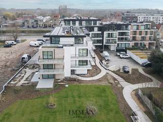 Residentie Estée is gelegen aan de Noorweegse Kaai in Brugge, vlakbij de Dampoort met prachtig zicht op de Damse Vaart en bestaat uit 26 appartementen type 1, 2 en 3 slaapkamers en 1 praktijkruimte.<br /><br />De historische Brugse binnenstad en het openbaar vervoer liggen in de directe nabijheid waardoor de residentie vlot bereikbaar is. <br />De ruime en standingvolle luxe-nieuwbouwappartementen zullen stuk voor stuk voorzien worden van alle moderne technieken en worden afgewerkt met uiterst duurzame kwaliteitsmaterialen. Ieder appartement geniet een prachtig ruim terras met zicht op het water of zicht op de groene omgeving.<br /><br />De centrale ligging en de ruime en luxueuze opvatting van het ontwerp dragen bij tot een aangenaam wonen of een interessante investering.<br /><br />De residentie is een voorbeeld van hedendaagse architectuur: <br />- ruim zowel naar leefruimtes als naar terrassen. <br />- gezond ademend wegens zijn traditionele manier van bouwen <br />- onderhoudsvriendelijk door het gebruik van pvc ramen, isolerend door de sterk doorgedreven vloer-, wand- en gevelisolatie. <br /><br />Grootste troeven:<br />• Prachtige locatie met zicht op de Damse Vaart en op wandelafstand van Brugge Centrum<br />• BEN (Bijna Energie Neutraal): Warmtepomp aanwezig in ieder appartement<br />• Ruime keuze aan zowel 1-, 2- of 3-slaapkamer appartementen<br />• Ondergrondse staanplaatsen of garageboxen ter beschikking<br />• Moderne architectuur en duurzame kwaliteitsmaterialen<br />• Onder bepaalde voorwaarden kan u deels aankopen aan het btw-tarief van 6%