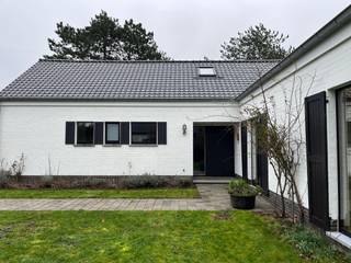 Gelegen in de Ringlaan-Zuid in De Haan bevindt zich deze charmante en ruime villa, waar comfort, licht en ruimte centraal staan. Dankzij de rustige ligging en de grote tuin geniet u hier van maximale privacy en een aangename woonomgeving terwijl alle voorzieningen vlot bereikbaar blijven.<br /><br />Via de ruime inkomhal komt u terecht in de lichtrijke leefruimte, een aangename plaats waar u in alle rust kan ontspannen of gasten kan ontvangen. Aansluitend bevindt zich de volledig uitgeruste keuken, praktisch ingericht en ideaal voor dagelijks gebruik.<br /><br />De gelijkvloers van de woning beschikt over twee volwaardige slaapkamers. Daarnaast zijn er twee kleinere ruimtes die perfect kunnen dienen als bureau, hobbyruimte of dressing. <br /><br />Zowel de badkamer als het aparte gastentoilet werden volledig gerenoveerd, wat zorgt voor een frisse en moderne uitstraling. De badkamer is uitgerust met een ligbad, een inloopdouche met comfortabel zitje en een dubbele lavabo waardoor functionaliteit en comfort mooi samenkomen.<br /><br />Via de vaste trap bereikt u de bovenverdieping. Deze ruime zolderverdieping biedt heel wat potentieel en kan volledig naar eigen wens worden ingericht. Denk bijvoorbeeld aan een hobbyruimte, een speelkamer of zelfs een combinatie van verschillende functies. <br /><br />Buiten geniet u van een prachtige, ruime tuin waar het heerlijk vertoeven is. Mensen met groene vingers kunnen zich hier volledig uitleven, terwijl het terras de ideale plek vormt om te genieten van zonnige dagen. Extra comfort wordt geboden door de elektrische zonneluifel boven het terras.<br /><br />Daarnaast beschikt de woning over een zeer ruime garage, die niet alleen plaats biedt voor een wagen maar ook perfect kan dienen als werkplaats voor handige doe-het-zelvers. Tot slot is er nog een praktische buitenberging, met voorzieningen voor de wasmachine.<br /><br />Kortom, een lichtrijke en verzorgde villa die het authentieke karakter van een oudere woning combineert met moderne comfort en stijl met veel potentieel voor persoonlijke invulling. <br /><br />Aarzel niet en plan snel uw bezoek in met Mia via dehaan@immofrancois.be of via 059 46 00 46. <br /><br />BEZOEKDAG 4/03<br /><br />Onmiddellijk beschikbaar.<br /><br />
