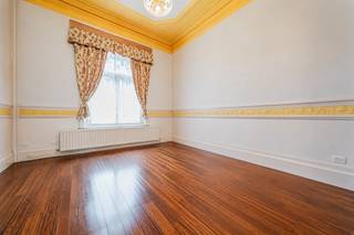 <p><strong>Karaktervolle woning in zeer goede staat in Schaarbeek met buitenruimtes.</strong><br />De woning gelegen in de Van Schoorstraat bevindt zich in een dynamische buurt, goed bereikbaar en dicht bij alle voorzieningen. Op enkele kilometers afstand vindt u het stadscentrum (gemakkelijk bereikbaar met de tram), de Docks en de toegang tot de ring.</p>
<p>De woning van ±378m² is als volgt ingedeeld — van beneden naar boven —</p>
<ul>
<li>de kelders zijn ingericht in verschillende ruimtes, waaronder een bioscoophoek, een slaapkamer met aangrenzende douche, opslagruimtes en toegang tot de tuin.</li>
<li>het gelijkvloers omvat de eerste leefruimtes met onder andere een salon, eetkamer, keuken, wc en toegang tot de tuin.</li>
<li>de 1e verdieping: vier aaneensluitende kamers en een balkon dat naar wens kan worden ingericht.</li>
<li>de 2e verdieping: 3 slaapkamers, waarvan één met terras en een andere met balkon.</li>
<li>de 3e verdieping: 3 ruimtes, waarvan één met toegang tot de zolder.</li>
</ul>
<p>Er zijn 4 badkamers/doucheruimtes verspreid over de hele woning.</p>
<p>Het pand is uitstekend onderhouden en beschikt over een uitstekende EPC-score.<br />Geen stedenbouwkundige inbreuken volgens de stedenbouwkundige inlichtingen.</p>
<p>Informatie, bezoeken en advies: neem contact met ons op<br />M. maxime.l@weinvest.be - T. 02 315 77 22</p>
