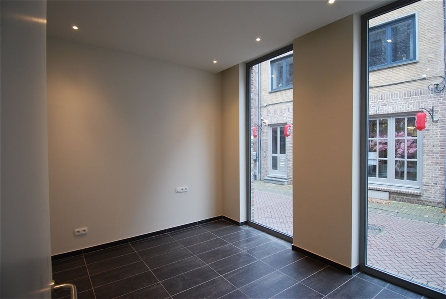 Gelijkvloers appartement met 2 slaapkamers en binnenkoer, gelegen in het centrum van Maaseik, vlak aan de markt. - foto 5