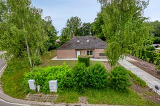 ERPS-KWERPS Bungalow spacieux, partiellement rénové, situé dans un environnement calme et verdoyant, sur un grand terrain de 17 ares 50...