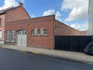 Centrale grote ingang met aan beide zijden een plaats voor bureel of vergaderruimte.Kitchenette en sanitairGrote hall van ongeveer 320 m² waar door...