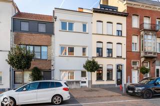In de bruisende stationsbuurt van Mechelen bevindt zich dit instapklare appartement met 1 slaapkamer. U bevindt zich hier op een centrale locatie, doch op wandelafstand van winkels, scholen, eet-en drankgelegenheden en het openbaar vervoer.<br /><br />We betreden het appartement via de gemeenschappelijke inkomhal. De lichtrijke leefruimte kunt u inrichten met een gezellige zithoek en een aparte eetplaats. De open keuken is mooi geïntegreerd in het geheel en voorzien van de voornaamste toestellen. Achteraan bevindt zich de erg ruime slaapkamer met en-suite badkamer die uitgerust is met een lavabo, een toilet en een inloopdouche. Tot slot beschikt u nog over airco en een praktische kelderberging. De gemeenschappelijke kosten bedragen €20 per maand. <br /><br />Dit is een uitstekende opportuniteit als u op zoek bent naar een instapklaar appartement op een uitstekende locatie te Mechelen. Contacteer ons voor meer informatie op +32 479/47.09.61 of neem een kijkje op www.boonstravastgoed.be .<br /><br />Bijzonderheden:<br />- Instapklaar<br />- Gunstig EPC<br />- Uitstekende locatie