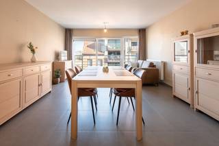 Dit appartement te koop is gelegen op de tweede verdieping van de goed onderhouden Residentie Meridien III te Oostende. Dankzij het gunstige EPC (label-A) en de grote raampartijen geniet u hier van een energiezuinig appartement met veel natuurlijke lichtinval. Het appartement is vlot bereikbaar met scholen, supermarkten en het openbaar vervoer op wandelafstand.Indeling:- inkomhal- lichtrijke leefruimte met toegang tot het terras- open keuken voorzien van spoeltafel, combi-oven, vaatwas, frigo en keramische kookplaat- berging met aansluiting voor wasmachine- badkamer met douche, badkamermeubel met dubbele lavabo en spiegelkast- volwaardige slaapkamer (12m²) met toegang tot het terras- afzonderlijk toilet met handwaslavaboPluspunten:- volledig instapklaar - zeer gunstig EPC (label-A)- uiterst goed onderhouden- ruimtelijk gevoel - terras over de volledige breedte - uitstekende bereikbaarheid (Mobiscore 8,9)- gemeenschappelijke fietsenberging in het gebouw- positieve elektrische keuringHet appartement zelf is erg verzorgd en biedt potentieel als vaste woonst, maar is ook zeker interessant als tweede verblijf of investering. Contacteer ons voor een bezoek ter plaatse.