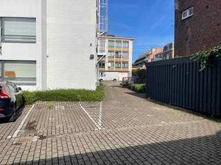 Découvrez la solution de stationnement idéale en plein cœur animé de Louvain ! Cette place de parking bénéficie d'un emplacement privilégié et de mesures de sécurité telles qu'une barrière d'accès et une vidéosurveillance.<br /><br />Caractéristiques :<br /><br />- Emplacement central au cœur de Louvain<br />- Accès facile et proximité des lignes de bus, assurant une excellente liaison avec le reste de la ville<br />- Sécurité optimale grâce à une barrière et à la vidéosurveillance<br /><br />Disponible à partir du 15/09/2026<br /><br />C'est l'occasion idéale de dire adieu aux soucis de stationnement et de profiter du confort d'avoir votre propre place dans le centre animé de Louvain. Ne manquez pas cette opportunité unique !<br /><br />Contactez-nous dès aujourd'hui au 016 23 21 45 ou par e-mail à info@bvm-vastgoed.be pour plus d'informations ou pour organiser une visite.