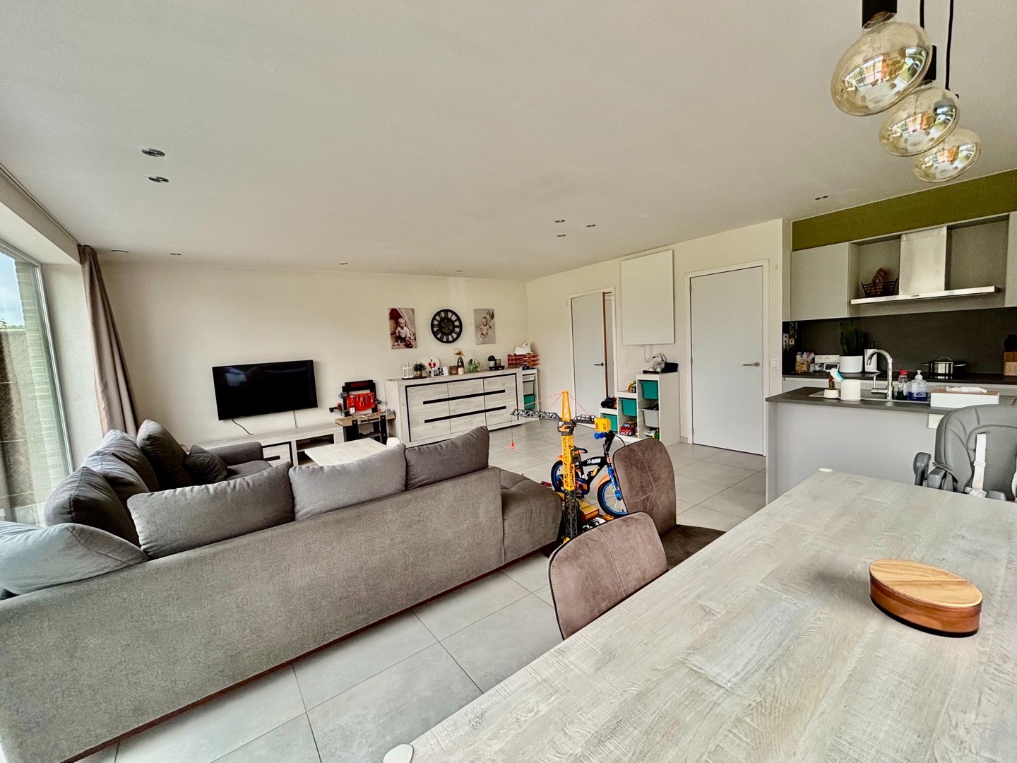 Centraal gelegen half open residentiële gezinswoning met 3 slpkmrs, tuin met grote tuinberging. - foto 4