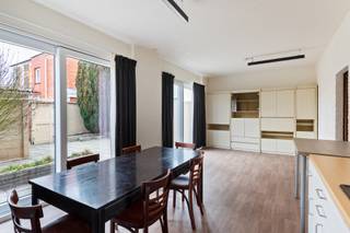 Dit polyvalent eigendom met een appartement op de 1ste verdieping is gelegen op de grens van Aartselaar en Reet.<br /><br />Via de inkomhal komen we links vooraan in de bureelruimte. <br />Centraal is er een ruimte met ingemaakte kasten en een apart toilet.<br />Achteraan bevindt zich momenteel de eetruimte met een recent vernieuwde condenserende gasketel, die nog kan dienst doen als extra bureelruimte.<br />De koer heeft een tuinhuis én een achteruitgang.<br />De garage bevindt zich rechts vooraan, heeft een automatische poort en er is een aansluiting voorzien voor wasmachine.<br />Er is een aparte ingang met een trap naar het woongedeelte.<br />Via de ruime overloop komen we in de leefruimte met aanpalend de ingerichte eetkeuken.<br />De ingerichte badkamer is centraal en de twee volwaardige slaapkamers bevinden zich achteraan.<br /><br />Het eigendom is asbestveilig, de attesten van de elektrische keuring zijn conform, het woongedeelte heeft deels elektrische en deels manuele rolluiken én de ramen zijn overal recent vernieuwd.<br />Verder is er nog een ruime bergkelder, die bereikbaar is via een luik centraal naast de garage.<br /><br />Zowel alle vereiste attesten als het grondplan kan u onder "Documenten" via het zoekertje op onze website downloaden. <br /><br />Neemt u gerust contact op met ons kantoor om een plaatsbezoek in te plannen!