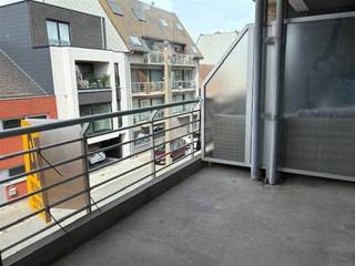 <p><span>Gezellig appartement in rustige residentie, gelegen in het centrum van Bredene-Duinen. Het pand bevindt zich vlakbij winkels, openbaar vervoer en het strand, maar toch zeer rustige ligging in een doodlopende straat. </span></p><p><span>Indeling: inkom, woonkamer met toegang tot het terras, geïnstalleerde keuken, grote berging, apart toilet,  badkamer met bad en dubbele lavabo, achteraan twee slaapkamers, garagebox inbegrepen.</span></p><p><span>vrij: per onmiddellijk</span></p><p><span>Huurwaarborg: 2.685€ (drie maanden)</span></p><p><span>Plaatsbeschrijving: 260€ (aandeel huurder)</span></p><p><span> </span></p>
