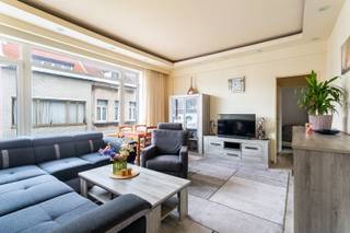 Lichtrijk en stads wonen<br /><br />Locatie<br />Het appartement is gelegen in de Greinstraat 53 te 2060 Antwerpen, een bijzonder gunstige locatie met alles binnen handbereik. Winkels, openbaar vervoer, Velo-stations en scholen bevinden zich in de directe omgeving, wat resulteert in een uitstekende Mobi-score van 9,6/10. Bovendien zijn de verbindingswegen naar de belangrijkste autosnelwegen vlot bereikbaar en geniet je van een snelle en comfortabele verbinding naar het centrum van de stad.<br /><br />Beschrijving<br />Dit aangename appartement bevindt zich op de 3de verdieping en is eenvoudig bereikbaar via de lift. De indeling omvat een lichtrijke leefruimte, een keuken, twee slaapkamers van respectievelijk 11 m² en 6 m², en een badkamer uitgerust met een douche. Dankzij de praktische indeling en de centrale ligging is dit appartement ideaal voor eigen bewoning of als investering.<br /><br />Verplichte vermeldingen<br />EPC: 251 kWh/m²<br />P-score: B<br />G-score: B<br />Stedenbouwkundige inlichtingen: Vg, Wg, Gvkr, Gmo, Gvv