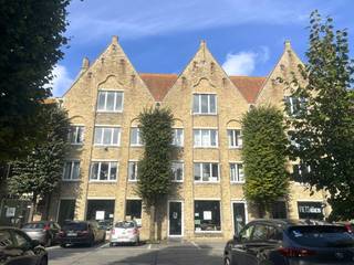 gelegen in hartje Diksmuidein 't Polderpand op de 3de verdieping, lift in het gebouwuitermate centrale locatieheel vlot bereikbaar met de auto, het...