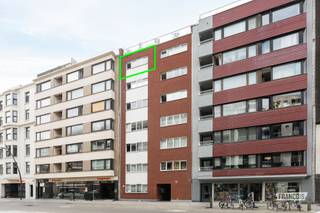 Nabij het centrum van Oostende bevindt zich dit appartement in een jonge residentie. Het pand is op heden verhuurd via de sociale dienst van stad Oostende waardoor de huurinkomsten gegarandeerd zijn. <br /><br />De verkoop geschiedt onder de fiscale constructie van erfpacht. <br /><br />Het pand is logisch ingedeeld met een inkomhal die de ruimtes verbindt. Voorts is er een leefkamer met kookhoek; de badkamer met douche, toilet en lavabo; een ruime slaaphoek en tot slot nog een praktische berging met aansluiting voor een wasmachine. <br /><br />Bent u op zoek naar een interessante investering met een goed rendement? <br /><br />Aarzel dan niet en neem contact op voor meer info of een afspraak. <br /><br />
