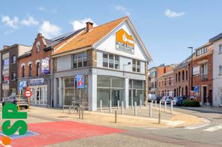 Handelsruimte op zeer gunstige zichtlocatie in het centrum van Geel.<br /><br />Indeling gelijkvloers: 3 ruime burelen met zeer veel lichtinval, apart inkomsas aan de zijkant met toilet.<br />Indeling verdieping: hall, vergaderruimte, twee aparte burelen (waarvan één met inbouwkasten) en toilet.<br />Ook is er een geïsoleerde zolder die nog ingericht kan worden.<br /><br />Alle ruimtes zijn voorzien van airco. Door de uiterst zichtbare ligging op een hoek met veel passage is dit gebouw geschikt voor vele activiteiten (winkel, kantoor, vrij beroep, ..). Ook bestaat er de mogelijkheid om de eerste verdieping om te bouwen tot een appartement (er is een aparte ingang). Aan de voorzijde is er parkeergelegenheid.<br /><br />De naastgelegen bouwgrond, momenteel ingericht als parking voor 3 wagens + garage, is apart aan te kopen voor 100.000 EURO. <br /><br />EPC: label C.<br /><br />Toplocatie in het centrum op wandelafstand van de Markt en het station.<br /><br />Nog vragen? Contacteer IMMO SP op het nummer 014/59.10.20 of via info@immosp.be.