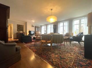 Uniek appartement met zicht op Grote MarktDit stijlvolle appartement op de derde verdieping, bereikbaar met lift, biedt een bijzondere woonervaring...