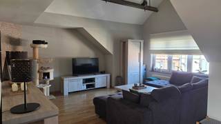 Ruim duplexappartement (135 m²) met terras en garage in het centrum van Haasdonk — EPC B<br /><br />In het hart van Haasdonk bevindt zich dit ruime en instapklare duplexappartement van 135 m². Het appartement ligt op de tweede en derde verdieping van een kleine residentie met lift en biedt een aangename combinatie van ruimte, licht en comfort.<br /><br />Je komt het appartement binnen via een inkomhal met apart gastentoilet. De grote leefruimte met open keuken vormt het centrale hart van de woning. Dankzij de grote raampartijen geniet je hier van veel natuurlijk licht en een open gevoel. De keuken is volledig uitgerust met oven, vaatwasser (nieuw 2025), inductiekookplaat en dampkap. <br />Aansluitend bevindt zich een praktische berging met een nieuwe CV-installatie (januari 2026). Via de keuken bereik je het zuidgerichte terras van +- 10m² met zicht op schaapjes.<br />Op de duplexverdieping, bereikbaar via een natuurstenen trap, zijn er twee ruime slaapkamers (19 m² en 17 m²), een royale nachthal van 20 m², een tweede apart toilet en een badkamer met inloopdouche en dubbele lavabo.<br /><br />Troeven:<br />•Inclusief ruime garagebox achter het gebouw, bereikbaar via een private oprit<br />•Lift aanwezig<br />•Volledig instapklaar<br />•Gunstig EPC-label B (148 kWh/m²)<br />•Dubbele beglazing en nieuwe condensatieketel op aardgas<br /><br />Het appartement is beschikbaar vanaf midden mei (in overleg), bij ondertekening van de akte.<br /><br />Interesse? Contacteer ons via:<br /><br />E-mail: duplexhaasdonk@hotmail.com<br />Whatsapp: 0479.25 70 34 // 0478.64 44 22<br />