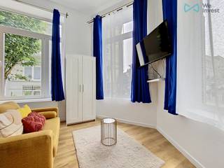 Tel : 0456 79 45 19 / E-mail : sophia.vanhove@weinvest.be<br />
<p>We Invest stelt u met plezier exclusief dit charmante gemeubelde studio voor, instapklaar en onmiddellijk beschikbaar, gelegen op het gelijkvloers van een gebouw.</p>
<p>Het bestaat uit een functionele en goed ingedeelde leefruimte met een lichte hoofdruimte die dienstdoet als woon- en slaapgedeelte, een volledig uitgeruste open keuken en een badkamer met douche en toilet. De studio is volledig gemeubeld en biedt optimaal comfort voor een snelle en zorgeloze intrek.</p>
<p>Ideaal gelegen in een levendige buurt, geniet het pand van een vlotte toegang tot het openbaar vervoer, waardoor het stadscentrum en de belangrijkste economische en institutionele hubs van Brussel snel bereikbaar zijn. In de onmiddellijke omgeving vindt u winkels, supermarkten, restaurants, scholen en dagelijkse voorzieningen, wat zorgt voor een comfortabel en goed verbonden stedelijk leven.</p>
<p>Huurprijs: €850/maand<br />Kosten: €250/maand (inclusief warm en koud water, elektriciteit, verwarming, wifi, evenals brandverzekering en toegang tot een wasruimte met wasmachine en droogkast)<br />EPB: G</p>
<p>Onmiddellijk beschikbaar voor een minimale huurperiode van 1 jaar.</p>
<p>Zeker een bezoek waard! Voor meer exclusieve panden, bezoek www.weinvest.be</p>