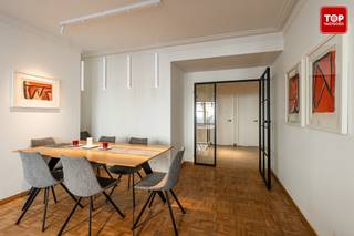 <p>Dit prachtig appartement ligt vlakbij het Sint- Pieters station. <br /><br />Het centrum van Gent is gemakkelijk te bereiken te voet en per fiets. Ook via het openbaar vervoer ben je op enkele minuten in de bruisende stad.<br />Door de nabijheid van het station geraak je via het openbaar overal. Uiteraard via de trein, maar ook tal van bussen en trams hebben daar hun haltes. <br />Supermarkten, scholen en restaurants zijn op wandel en/of fietsafstand terug te vinden. <br /><br />Ook het Citadelpark ligt werkelijk achter de hoek. Even rustig ontspannen, wandelen of genieten van de natuur... <br />Enerzijds is alles dichtbij, anderzijds kan je genieten van de rust. Een unieke combinatie in Gent!<br />Kortom, met de ligging van dit appartement is een auto absoluut niet noodzakelijk. <br />Doch ben je op minder dan 5 min op alle belangrijke toegangswegen de E17, E40 en de R4<br /><br />In 2020 werd het appartement hoogwaardig gerenoveerd! <br /><br />Via de inkomhal komen we terecht in de ruime leefruimte, met open keuken. Deze is volledig geïnstalleerd. Het leefgedeelte is zeer praktisch ingedeeld, zo kan de ruimte optimaal benut worden. Verder vinden we nog de badkamer met inloopdouche, wc, bergruimte met aansluiting voor de wasmachine en 2 ruime slaapkamers terug. Deze zijn beiden voorzien van een balkon, zo kan je steeds genieten van de buitenlucht en de zon. Opnieuw DE ideale combinatie!<br /><br />Extra troeven : <br />- Met zijn energie label B heeft het een gunstige EPC score. <br />- Zowel de slaapkamers als de inkomhal zijn voorzien van ingebouwde kasten. <br />- Er zijn steeds voldoende mogelijkheden om te parkeren in de straat. <br />- Beneden is er nog een extra bergruimte voorzien<br />- Mogelijkheid om de meubels over te nemen<br /><br />Het appartement is zeer goed onderhouden. <br /><br />Je kan van dit gezellige appartement een echte thuis maken! Tevens kan het ook aanzien worden als opbrengsteigendom.<br /><br />Syndickosten zijn 140 Euro/maand<br /><br />Beschikbaar bij akte.<br /><br />Contacteer Topvastgoed voor een bezoek op het nummer 0475 700 700.</p>