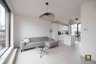 <p><span>Modern 1 slaapkamer appartement met 2 terrassen!</span><span> </span></p><p><span>Gelegen op de tweede en tevens ook de bovenste verdieping van een recent gebouw. In de straat komt geen doorgaand verkeer, doordat we ons bevinden in een doodlopende straat midden in de Dam-wijk. Deze handige ligging maakt van het appartement een rustige uitvalsbasis met alsnog alle voornaamste invalswegen vlakbij. Zo bereik je zonder moeite het centrum van de stad. </span></p><p><span> </span></p><p><span>De indeling van het appartement is als volgt:</span></p><p><span> </span></p><p><span>We betreden het appartement via een handige inkomhal waar je je jas en schoenen makkelijk kan uit doen. Van hieruit hebben we meteen toegang tot de mooie leefruimte. </span></p><p><span>Dankzij de grote terrassen en ramen langs weerskanten van de leefruimte geniet je hier van een heerlijke lichtinval. De open keuken met eiland werd compleet uitgerust. Naast de verschillende kasten en schuiven werd de keuken voorzien van kwalitatieve toestellen. Inductievuur met dampkap, koelkast, aparte vriezer, combi-oven en vaatwasser zijn allemaal aanwezig. Het grote raam naast de keuken biedt toegang tot het eerste terras, gelegen aan de voorzijde van het gebouw. Aansluitend is er nog een handige berging aanwezig met aansluiting voor een wasmachine/droogkast.</span></p><p><span> </span></p><p><span>Via het schuifraam aan de andere kant van de woonkamer hebben we toegang tot het tweede terras aan de achterzijde van het gebouw. De zuidelijke oriëntatie en de open ligging maakt hiervan een uitstekende plek om te genieten van de zon.</span></p><p><span> </span></p><p><span>Naast de woonkamer bevindt zich de slaapkamer, die verder goed voorzien werd van verschillende ingebouwde kasten voor voldoende opbergruimte.</span></p><p><span> </span></p><p><span>In de praktische badkamer vinden we een grote inloopdouche, lavabomeubel met grote schuiven en een hangkast. </span></p><p><span>Het aparte toilet is in de inkomhal te vinden.</span></p><p><span> </span></p><p><span>Ondergronds werd een gemeenschappelijke, afsluitbare fietsenberging voorzien, alsook een handige kelderberging. </span></p><p><span>Bijkomend is er nog een parkeerplaats bij aan te kopen voor €27.000,00.</span></p><p><span> </span></p><p><span>Momenteel verhuurd voor een degelijk nettorendement van </span><span>+</span><span> 3,4%.</span></p><p><span> </span></p><p><span>Troeven</span></p><ul><li><span>Gelegen in een rustige wijk</span></li><li><span>Zeer goed EPC (158 kWh/m</span><span><sup>2</sup></span><span>jaar)</span></li><li><span>Weloverwogen indeling</span></li><li><span>2 terrassen (Zuid en Noord georiënteerd)</span></li><li><span>Parkeerplaats + fietsenberging</span></li></ul>