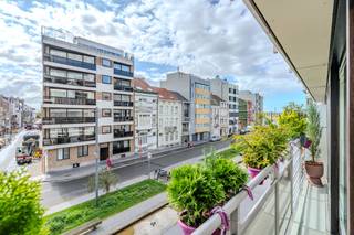 Dit fantastisch appartement te koop is gelegen op de tweede verdieping van Residentie Sunset langs Koninginnelaan te Oostende. Hier bevindt u zicht in een groene oase, op slechts enkele wandelpassen van het bruisende stadsleven, zee en strand en tal van voorzieningen binnen handbereik.Indeling:- inkomhal met vestiaire- lichtrijke leefruimte met terrasje - keuken uitgerust met een keramische kookplaat, spoeltafel, vaatwas, oven, frigo met vriesvakje en aansluiting wasmachine- badkamer voorzien van een badkamermeubel met lavabo, douche en toilet- afzonderlijk toilet met handwaslavabo- slaapkamer 1 (13m²) met toegang tot het achtergelegen terras- slaapkamer 2 (13m²) met toegang tot het achtergelegen terras- slaapkamer 3 (8m²) voorzien van een lavabo- privatieve kelderberging (5m²)Bovendien kan u gebruik maken van de goed toegankelijke gemeenschappelijke fietsenberging in het gebouw. Pluspunten: - 3 slaapkamers- rustige doch centrale ligging- positieve elektrische keuring- rustige residentie - privatieve kelderberging - ruim appartement (100m²)Dit is het ideale appartement voor wie op zoek is naar een ruim en goed gelegen woonst te Oostende. Perfect als vaste woonplaats of als tweede verblijf aan de Belgische kust.Interesse? Neem vandaag nog contact met ons op voor meer informatie of een bezichtiging!