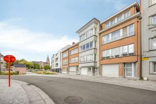 Een van de grote troeven van deze woning is de uitzonderlijke buitenruimte. Het appartement beschikt over een zeer lichtrijke keuken en woonkamer, twee kamers, badkamer, en een groot privéterras én een private tuin, ideaal om in alle rust te genieten van het buitenleven, gezellig te ontspannen of vrienden en familie te ontvangen. Daarnaast beschikt de woning over een eigen autostaanplaats, een extra comfort in deze centrale omgeving.<br /><br />De ligging is bijzonder praktisch: winkels, scholen, openbaar vervoer, horeca en dagelijkse voorzieningen bevinden zich allemaal op wandelafstand. Ook belangrijke verbindingswegen zijn vlot bereikbaar.<br /><br />Troeven op een rijtje:<br /><br />2-kamerappartement<br />Groot privéterras<br />Private tuin<br />Eigen autostaanplaats<br />Gelegen in een kleine mede-eigendom<br />Rustige en centrale ligging<br />Alles op wandelafstand<br />Ideaal als eigen woning of investering<br /><br />Een appartement met een mooie combinatie van comfort, buitenruimte en een uitstekende ligging: contacteer olivia.laporte@dewaele.com<br /><br />Bestuursmaatregelen in het maatregelenregister: nee