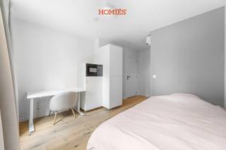 Deze verzorgde studentenkamer maakt deel uit van Residentie De Toewip, een volledig vernieuwd project in het centrum van Leuven. De unit beschikt over een eigen badkamer en wordt volledig bemeubeld opgeleverd. Dankzij de energiezuinige renovatie, de individuele warmtepomp en het EPC A-label geniet de bewoner van een comfortabel verblijf met beperkte energiekosten. Het gebouw beschikt over een gemeenschappelijke keuken, een ruim terras en een fietsenstalling. Dankzij de topligging in één van de meest gegeerde studentensteden van België vormt deze kamer een interessante investering voor de lange termijn. Brochure beschikbaar op aanvraag. Stedenbouwkundige inlichtingen in aanvraag. Verkoop onder het BTW-stelsel. Interesse? Contacteer ons via info@homies.be of 016 22 82 22. HOMIÉS, an Eye for Immo.