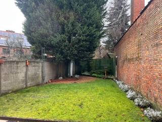 <p><span>Bent u op zoek naar een gelijkvloersappartement met 1 grote slaapkamer, een overdekt terras en grote tuin met veel privacy?  Dan is dit aantrekkelijk geprijsd appartement te Wilrijk- Valaar iets voor U. Heel rustig gelegen aan de kerk en vlakbij verschillende supermarkten. Auto kunt u vlot parkeren. Het appartement is gelegen in een klein gebouw met slechts 3 appartementen, het hoofddak is geîsoleerd, de verwarminginstallatie is helemaal vernieuwd en u krijgt een grote kelder erbij. Alsook de elektrische installatie is conform ** Er is geen lift en geen syndicus dus heel lage gemeenschappelijke kosten</span></p><ul><li><span>living 30,75m²</span></li><li><span>slaapkamer 14,8m²</span></li><li><span>keuken 16m²</span></li><li><span>overdekt terras 10,70m²</span></li><li><span>tuin 57,20m²</span></li></ul>