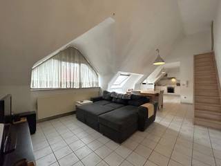 Met zowel een vlotte verbinding met de omliggende gemeenten als verschillende voorzieningen op wandelafstand beschikt dit appartement over een uiterst gunstige ligging. Daarnaast zijn er tal van gratis parkeermogelijkheden rondom de woonst.<br /><br />Beschrijving:<br />Via de inkomhal betreden we dit lichtrijke dakappartement. Deze geeft toegang tot beide volwaardige slaapkamers, de wasplaats, de badkamer en de woonkamer met keuken. De badkamer beschikt over een ligbad met douche, wastafel en toilet. De leefruimte biedt plaats voor een tv-hoek alsook voor een eetkamer. Aansluitend aan de living bevindt zich de goed uitgeruste open-keuken met praktische keukenberging. <br /><br />Verder biedt de leefruimte via een vaste trap toegang tot de zolderverdieping. Deze ruimte zorgt voor een mogelijke derde slaapkamer en/of een zolderberging. Het zeer grote terras met vrij uitzicht is de grootste troef van dit appartement en bevindt zich achter de master-bedroom.<br /><br />Naast het gebouw bevindt zich de garage. Deze dient men verplicht bij aan te kopen voor een meerprijs van €20.000.<br /><br />Extra:<br />- Gunstige EPC-score: B-label<br />- Veel gratis parkeermogelijkheden in de straat<br />- Elektriciteit conform en asbestveilig<br /><br />Voor meer info of een bezoek contacteer ons via info@vastengoed.be of via 014/72 73 74.<br /><br />Wenst u een gratis schatting van uw eigendom? Contacteer ons via 014/72 73 74.