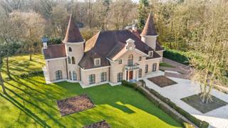Deze exclusieve villa geniet van een serene ligging in een rustige woonwijk, terwijl de vlotte verbinding met de E313 richting Antwerpen en...