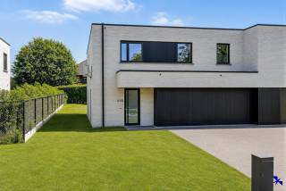 Welkom in Berlare!<br /><br />Bent u op zoek naar een perfect instapklare BEN-woning waar hedendaags wooncomfort, energiezuinigheid en een kwalitatieve afwerking hand in hand gaan? Dan is deze recente woning precies wat u zoekt.<br /><br />Gelegen nabij het centrum van Berlare, vlak bij natuur- en groengebied, geniet u hier van een rustige ligging met een vlotte verbinding naar omliggende gemeenten. Winkels, scholen en openbaar vervoer bevinden zich in de directe omgeving, terwijl ook het Donkmeer met zijn talrijke wandel-, fiets- en recreatiemogelijkheden vlakbij ligt.<br /><br />Bij het binnenkomen wordt u verwelkomd in een ruime inkomhal met vestiaire en gastentoilet, die toegang biedt tot de leefruimte. De lichtrijke leefruimte vormt een harmonieus geheel met de kwalitatief afgewerkte open keuken, voorzien van een kookeiland. Via het grote schuifraam én de aparte achterdeur bereikt u het terras en de onderhoudsvriendelijke, volledig omheinde tuin.<br /><br />Daarnaast beschikt het gelijkvloers over een praktische inpandige garage, voorzien van een uitgietbak en een aansluiting voor een wasmachine. Deze ruimte biedt extra comfort en kan perfect dienstdoen als wasplaats, berging of bijkomende opslagruimte.<br /><br />Op de eerste verdieping bevinden zich vier volwaardige en lichtrijke slaapkamers. De stijlvolle badkamer is uitgerust met een inloopdouche, een ligbad en een modern badkamermeubel met dubbele lavabo en verlichte spiegels. Op de nachthal bevindt zich bovendien nog een praktische wasplaats/berging, waardoor u over extra flexibiliteit beschikt.<br /><br />Ook parkeren vormt hier geen enkel probleem: vooraan de woning zijn twee privatieve staanplaatsen voorzien.<br /><br />Troeven:<br /><br />- EPC-label A+<br />- Zonnepanelen<br />- Airco via split-units <br />- Warmtepompsysteem met vloerverwarming<br />- 4 volwaardige slaapkamers<br />- ZO-gerichte tuin <br /><br />Een unieke kans voor wie modern wonen wil combineren met rust, comfort en een uitstekende bereikbaarheid.<br /><br />Wilt u erbij zijn tijdens het bezoekmoment? Reserveer uw tijdslot via onze website of contacteer ons via info@hiro.be of 03 230 00 14.<br /><br />