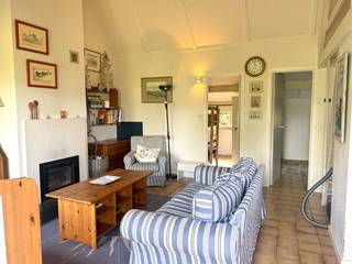 Deze vakantiewoning is verzorgd en kende doorheen de jaren al wat aanpassingen/vernieuwingen aan de keuken en de badkamer. De openhaard werd vervangen door een inbouwcassette wat zorgt voor een beter rendement en gezellige avonden. Indeling: Leefruimte met open keuken en 2 slaapkamers; badkamer met douche, lavabo en toilet; De Mezzanine is ook ingericht als slaapkamer. De berging is voorzien van een aansluiting voor een wasmachine. Bij aankoop van de vakantiewoning ben je volle eigenaar van de grond én de constructie erop.