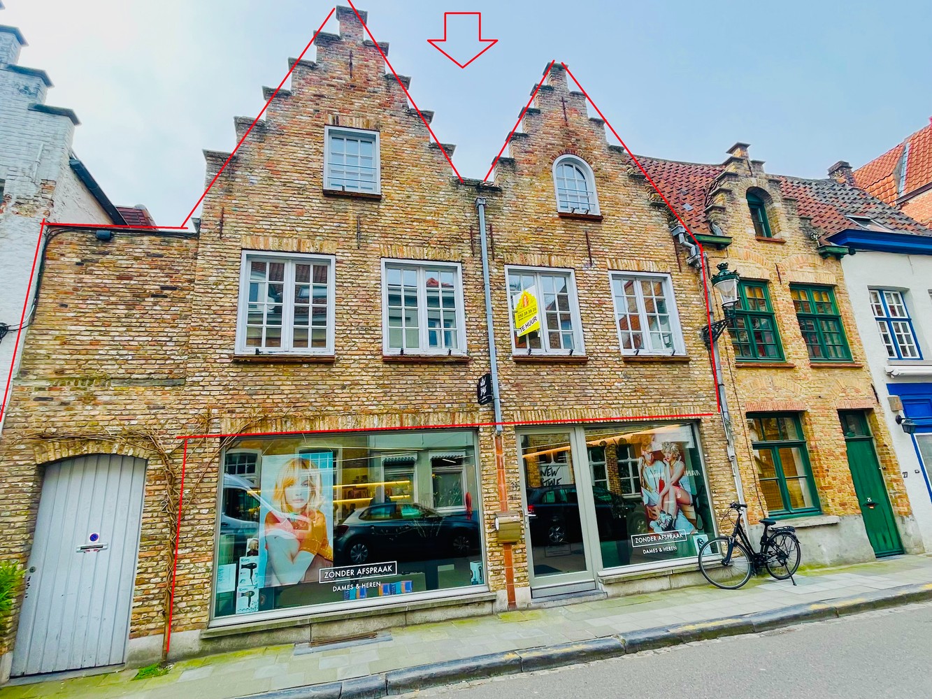 Brugge centrum, aan de Noordzandstraat, vlakbij alle winkels 'tZand UITZONDERLIJK RUIM WOONHUIS /APPARTEMENT MET HUISLIFT , 4 slaapkamers + bureau , living van 65m², modern ingerichte grote eet en kookkeuken Zalig wonen! living van 65m²en zuidgericht t - foto 1