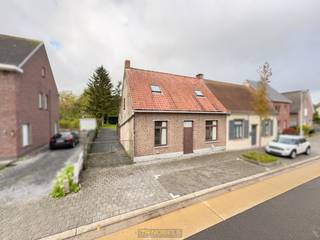 HALFOPEN BEBOUWING op een MOOI PERCEEL met UITWEG ACHTERAAN, gelegen te Kruisem. Deze woning met POTENTIEEL biedt alle MOGELIJKHEDEN om, mits...