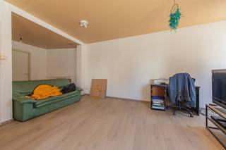 <p>Interessante <i><strong>knusse starterwoning </strong></i>of investering in Baasrode nabij Dendermonde.</p><p>In het <i><strong>rustige Baasrode</strong></i>, vlakbij Dendermonde, bevindt zich deze interessante kleine woning voor<i><strong> eigen gebruik</strong></i> of als <i><strong>opbrengsteigendom</strong></i>.</p><p>Een unieke opportuniteit voor starters of investeerders die op zoek zijn naar een betaalbare woonoplossing met toekomstmogelijkheden.</p><p>Het goed omvat een gezellige woning met inkomhall/traphall, leefruimte en open keuken, berging. Op de verdieping vindt men de overloop, <i><strong>2 volwaardige slaapkamers</strong></i> en uitgeruste badkamer (douche-lavabo-toilet).</p><p>Deze woning beschikt over alle conforme attesten. Het EPC label heeft een D-label, dus <i><strong>geen renovatieverplichting</strong></i>. <br /><br />Momenteel is deze woning <i><strong>gunstig verhuurd</strong></i>, goed voor een mooi rendement van ongeveer <i><strong>4%</strong></i>.</p><p>Hierdoor vormt dit pand een uitstekende investering voor wie op zoek is naar een <i><strong>beperkte investering </strong></i>met stabiel rendement op de groeiende huurmarkt.</p><p>Daarnaast is dit ook een interessante opportuniteit voor starters of alleenstaanden die betaalbaar willen wonen in een aangename omgeving nabij winkels, openbaar vervoer, fiets en wandeldijk langsheen de Schelde en de vlotte verbindingswegen.</p><p>Een veelzijdig aanbod met investeringspotentieel én/of wooncomfort.</p><p>Plan vandaag nog een afspraak voor een bezichtiging ter plaatse ,enkel op afspraak.<br />Contacteer ons voor meer informatie of voor een bezoek , T. 078 482000 <strong>| </strong>info@rented.be <strong>|</strong> 0475 648870</p>