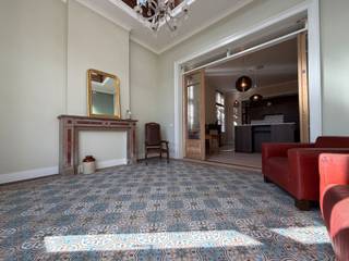 <p><strong>Gerenoveerd gelijkvloers appartement in beschermd monument, met 1 slaapkamer en badkamer ensuite, keuken met keukeneiland, gastentoilet, tuin met terras, gemeenschappelijke tuin, fietsenberging en kelderberging. Gemeenschappelijke kosten forfait: €50 per maand. EPC 262kWh/m². Beschikbaar vanaf 01/05. <br /><br />Ligging</strong>: Rustig, maar centraal gelegen op het Kerkplein in Turnhout, dichtbij de Grote Markt.</p>
<p><strong>Indeling</strong>: Woonkamer, open keuken, gastentoilet, slaapkamer, badkamer, terras, tuin, gemeenschappelijke fietsenberging en kelderberging.</p>
<p><strong>Omschrijving</strong>: Charmant gerenoveerd gelijkvloers appartement met een lichtrijke woonkamer, open keuken, apart toilet, slaapkamer en badkamer uitgerust met een dubbele lavabo en een bad-douchecombinatie. De hoge plafonds en de schuifdeuren tussen de keuken en de woonkamer versterken het gevoel van ruimte en licht, en zorgen voor een aangename, open leefomgeving. De moderne keuken is volledig voorzien van een kookplaat met geïntegreerde dampkap, vaatwasser, koelkast en combi-oven. Vanuit de aangename leefruimte heeft u directe toegang tot de tuin, die zowel een privatief als een gemeenschappelijk gedeelte omvat. Daarnaast beschikt het appartement over een gemeenschappelijke bovengrondse fietsenberging en een kelderberging. <span></span></p>
<div>
<section>
<div>
<div>
<div>
<div>
<div>
<div>
<p>Het pand werd volledig gerenoveerd volgens de huidige normen en is uitgerust met vloerverwarming, een warmtepomp en een moderne, nieuwe keuken. Tegelijkertijd werden authentieke elementen van het gebouw zorgvuldig bewaard en gerestaureerd, wat zorgt voor een harmonieuze combinatie van hedendaags comfort en historische charme. Het appartement maakt deel uit van het oude pastorie-klooster uit 1908 tegenover de mooie Heilig Hartkerk.</p>
<p>Sinds de opmaak van het vorige EPC-attest zijn verschillende verbeteringswerken uitgevoerd die de werkelijke energieprestatie hebben verhoogd. In de advertentie wordt momenteel nog het bestaande EPC-attest vermeld, waarin deze verbeteringen nog niet zijn opgenomen.<br /><br />De gemeenschappelijke kosten bedragen forfaitair €50 per maand. Beschikbaar vanaf 01/05.</p>
</div>
</div>
</div>
</div>
</div>
</div>
</section>
</div>