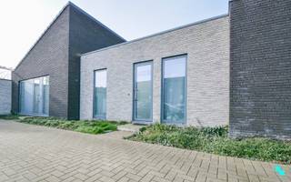 Deze gelijkvloerse, energiezuinige woning (2017) is gelegen in hartje Westrozebeke en beschikt over een bruto vloeroppervlakte van 82,36...