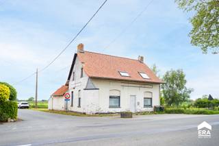 Woning te koop in Heuvelland met renovatiekansOver de woning:Deze vrijstaande woning in Heuvelland is een ideale renovatiekans voor wie houdt van...