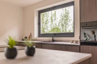 Totaalrenovatie 2026. Recent volledig gerenoveerd appartement met 2 slaapkamers, terras en garage in een rustige omgeving te Mortsel<br /><br />In een rustige en aangename woonomgeving te Mortsel bevindt zich dit recent en hoogwaardig gerenoveerde appartement met twee ruime slaapkamers. Dankzij de kwalitatieve afwerking, energiezuinige voorzieningen en praktische indeling is dit de ideale woonst voor eigen bewoning of een interessante investering.<br /><br />Het appartement maakt deel uit van een kleinschalig gebouw met slechts vier appartementen, dat in 2026 een totaalrenovatie onderging. Bij het betreden van het appartement komt u terecht in de inkomhal met apart gastentoilet. De ruime en lichtrijke leefruimte sluit naadloos aan op de open, volledig geïnstalleerde keuken, uitgerust met een kookeiland, inductiekookplaat met geïntegreerde dampkap, vaatwasser, afzonderlijke koelkast en diepvriezer, en ruime opbergmogelijkheden. Aansluitend bevindt zich een praktische berging met aansluitingen voor wasmachine en droogkast.<br /><br />Verder beschikt het appartement over twee volwaardige slaapkamers, een moderne badkamer met inloopdouche en een gezellig terras waar u in alle rust kan genieten.<br />Ook op technisch vlak werd niets aan het toeval overgelaten. Het gebouw werd energetisch volledig geoptimaliseerd met gevelisolatie, nieuwe hoogrendementsbeglazing en een geïsoleerd plat dak. <br /><br />De elektriciteitsinstallatie is volledig conform en ook alle leidingen voor verwarming en gas werden vernieuwd.<br />Achteraan het gebouw bevindt zich een ruime garagebox, bereikbaar via de zijkant van het pand. Deze garage dient verplicht mee aangekocht te worden voor € 25.000.<br /><br />Een instapklaar appartement waar comfort, energiezuinigheid en een rustige ligging perfect samenkomen.<br /><br />