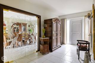 Op een centraal gelegen locatie te Onze-Lieve-Vrouw-Waver bevindt zich deze instapklare en hoogwaardig afgewerkte villa met zwembad, gelegen op een royaal perceel van 2.649 m² met een prachtig, vrij uitzicht over de achterliggende velden. Dankzij de gunstige ligging geniet u van een uitstekende bereikbaarheid, terwijl winkels, scholen, gezellige horecagelegenheden en het openbaar vervoer zich op wandelafstand bevinden.<br /><br />We betreden de woning via de inkomhal met vestiaire en een apart gastentoilet. De lichtrijke leefruimte biedt ruimschoots plaats voor het inrichten van een gezellige zithoek en een elegante eetruimte. Aangrenzend bevindt zich de keuken, uitgerust met kwaliteitstoestellen. Verder vinden we op deze verdieping nog twee volwaardige slaapkamers, een praktische bureauruimte, een eerste badkamer voorzien van een inloopdouche, ligbad en dubbel lavabomeubel, een apart toilet, een wasruimte en een inpandige garage.<br /><br />Op de eerste verdieping bevinden zich via de nachthal nog eens drie volwaardige slaapkamers en een tweede badkamer met inloopdouche, toilet en lavabo, evenals twee handige bergruimten. Aan parkeergelegenheid is er geen gebrek, met zowel ruim voldoende staanplaatsen als een royale carport. In de prachtig aangelegde tuin met terras kunt u steeds in alle rust en privacy genieten van het mooie weer, in het bijzonder onder het overdekte terras dat naadloos overgaat in het luxueuze zwembad. De woning is bovendien toekomstgericht uitgerust met zonnepanelen.<br /><br />Dit is een uitstekende opportuniteit indien u op zoek bent naar een instapklare woning met 5 slaapkamers, een zwembad en een prachtige tuin op een perceel van 2.649 m² te Onze-Lieve-Vrouw-Waver. Contacteer ons via 0472 22 12 41 of neem een kijkje op www.boonstravastgoed.be.<br /><br />Bijzonderheden:<br />- Zonnepanelen<br />- 5 slaapkamers<br />- Perceel = 2649 m²<br />- Luxueus zwembad